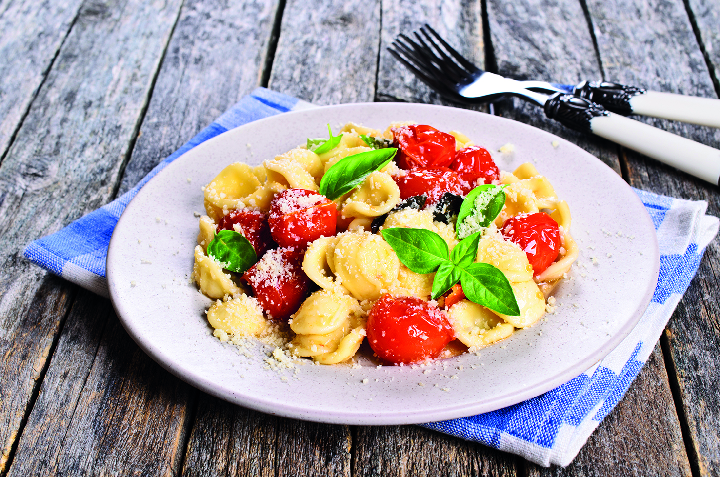 Pasta fredda con formaggio greco, pomodori, olive e noci
