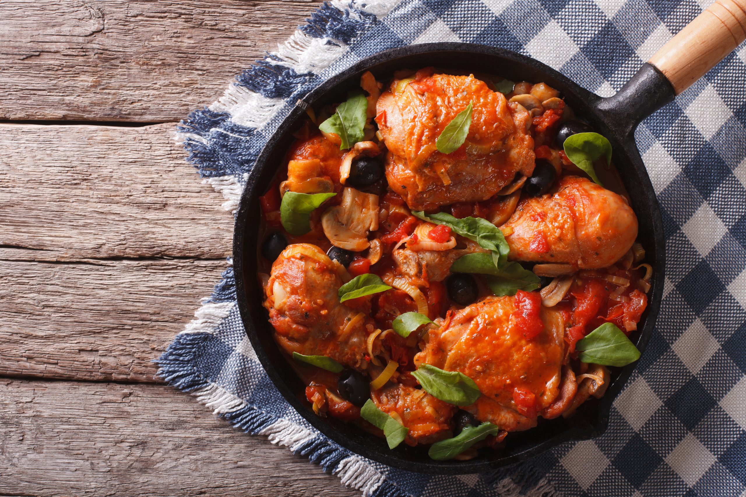 Cosciotto di pollo con olive nere e pomodoro