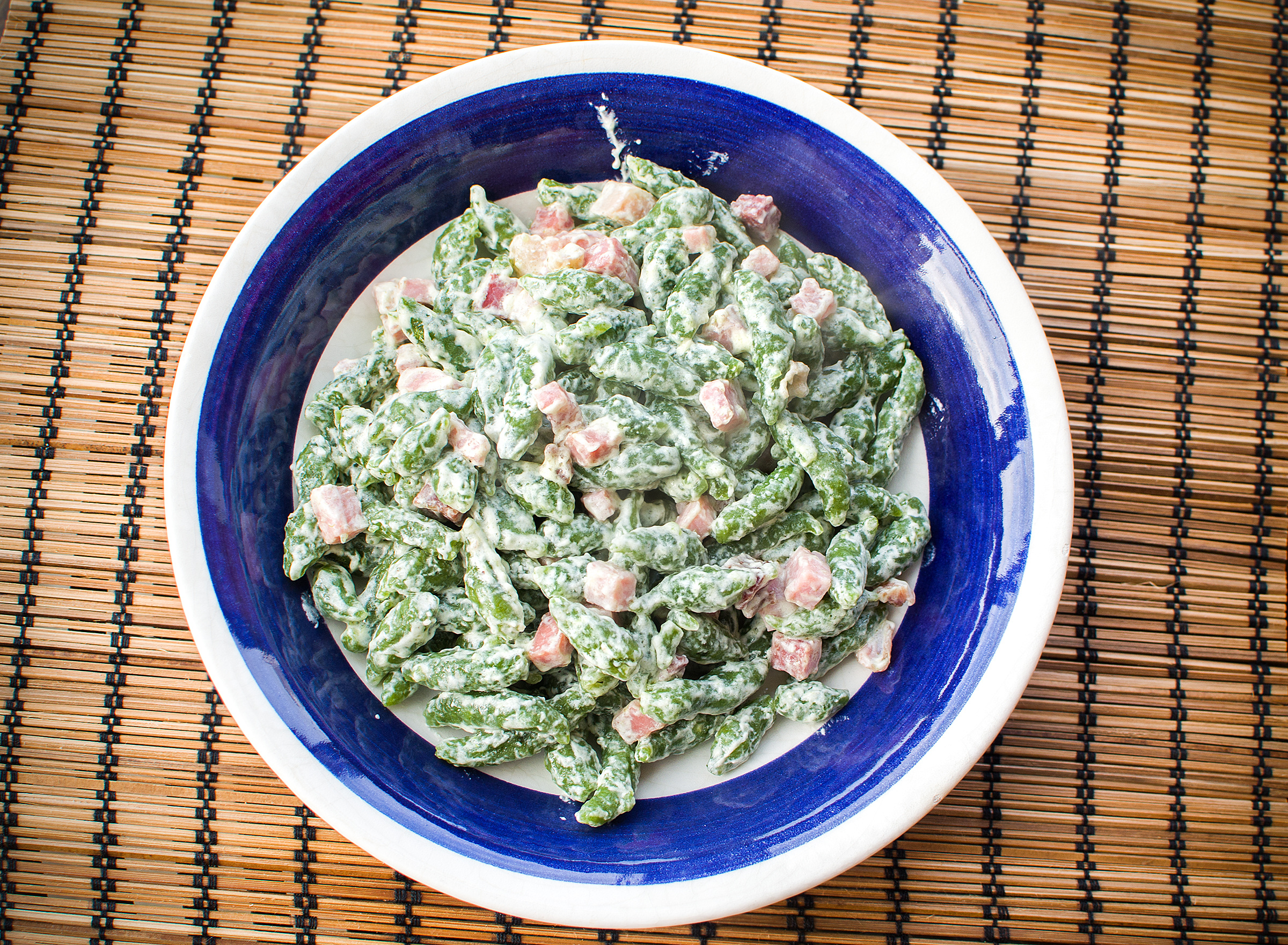 Gnocchetti spatzle agli spinaci con salmone e toma piemontese