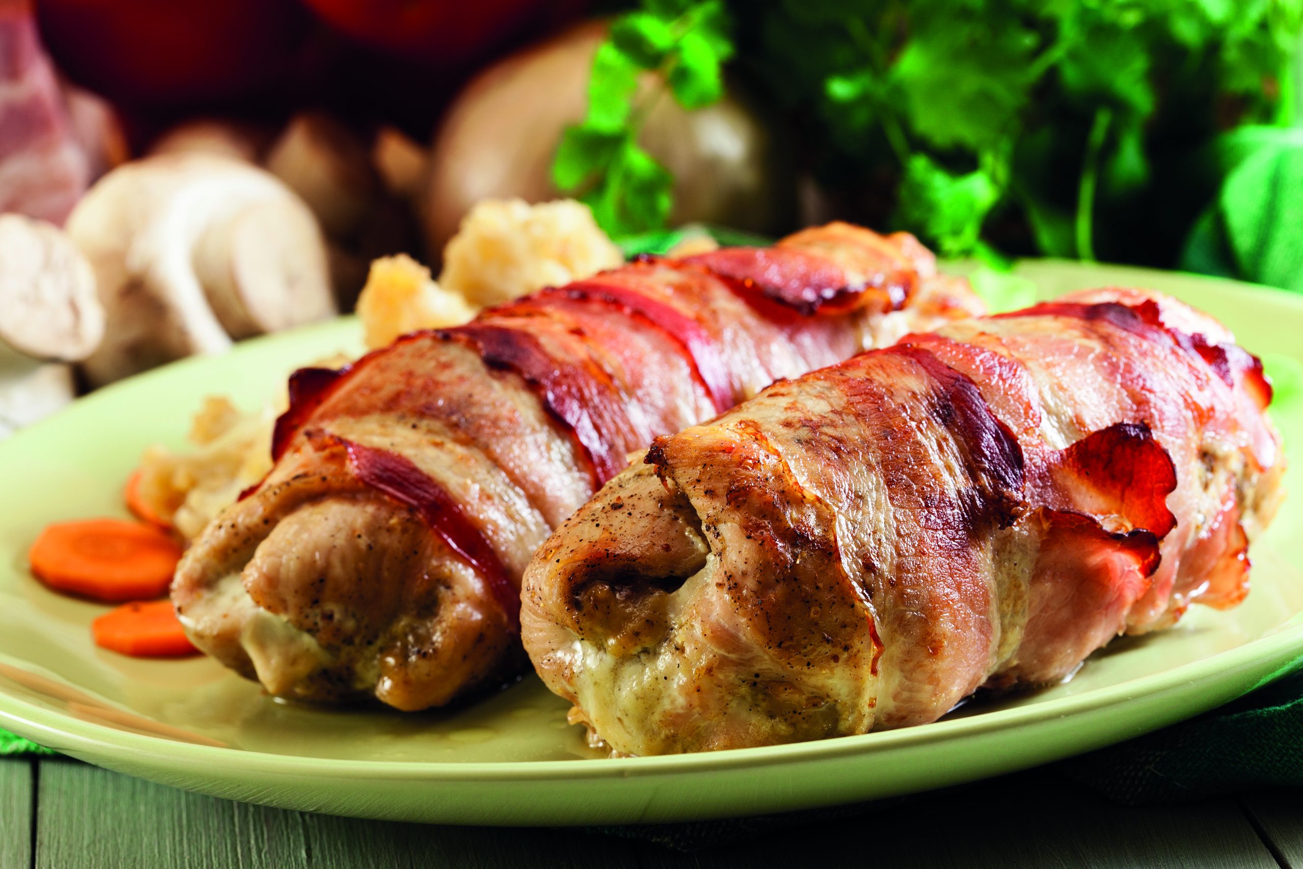 Involtini di fesa di tacchino con speck e scamorza