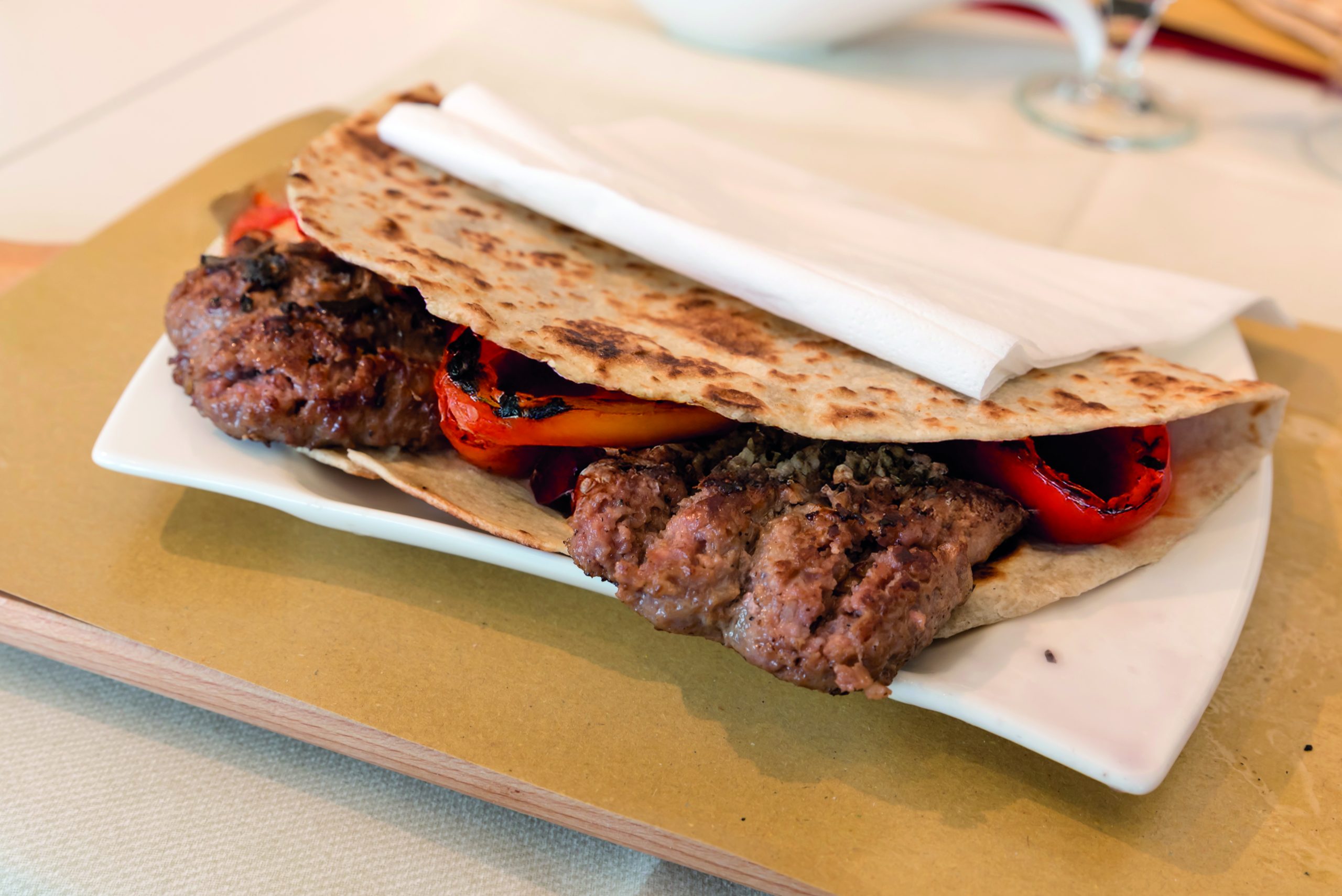 Piadelle con salsiccia e peperoni arrosto