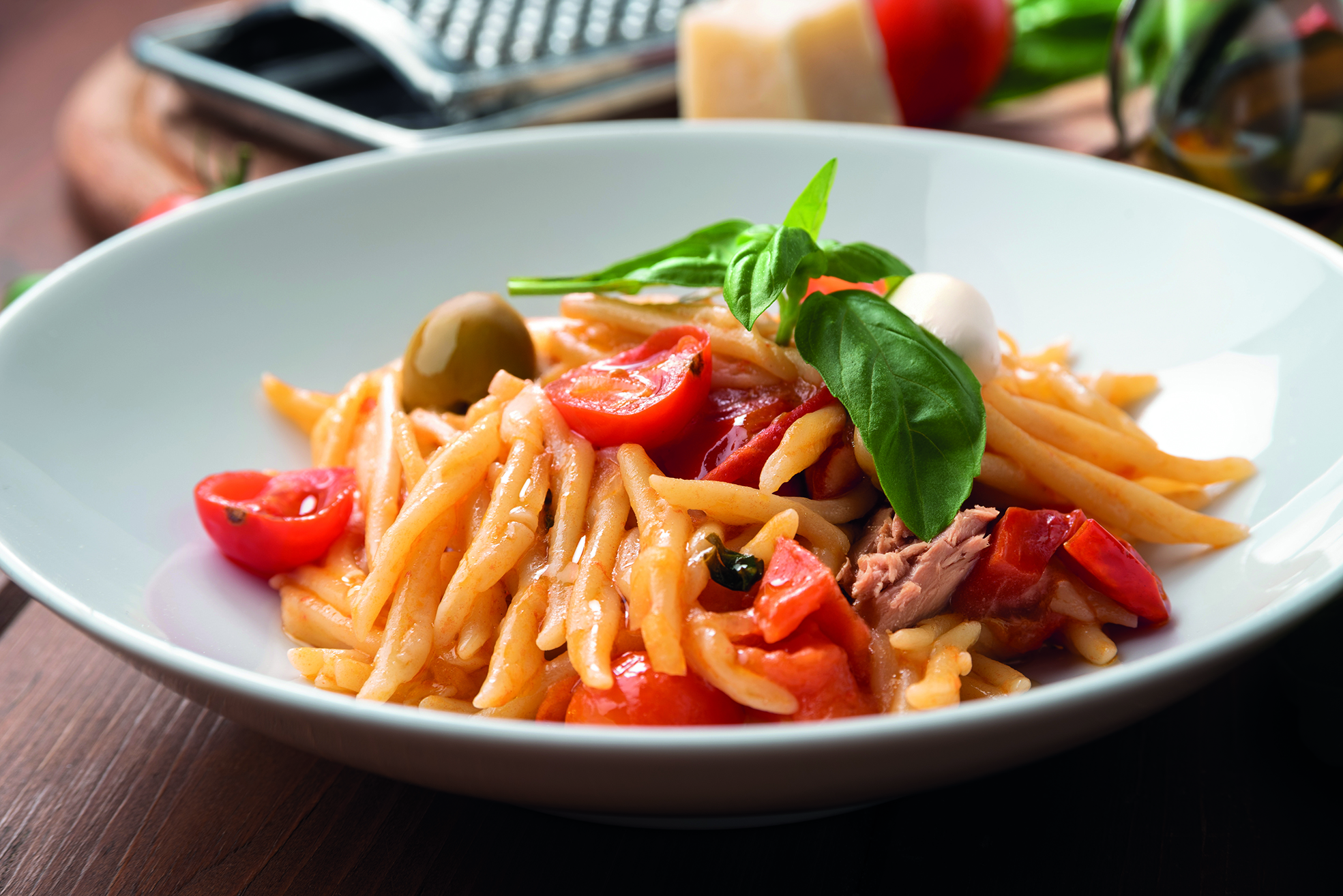 Pasta fredda con pomodori, olive, mozzarella e tonno