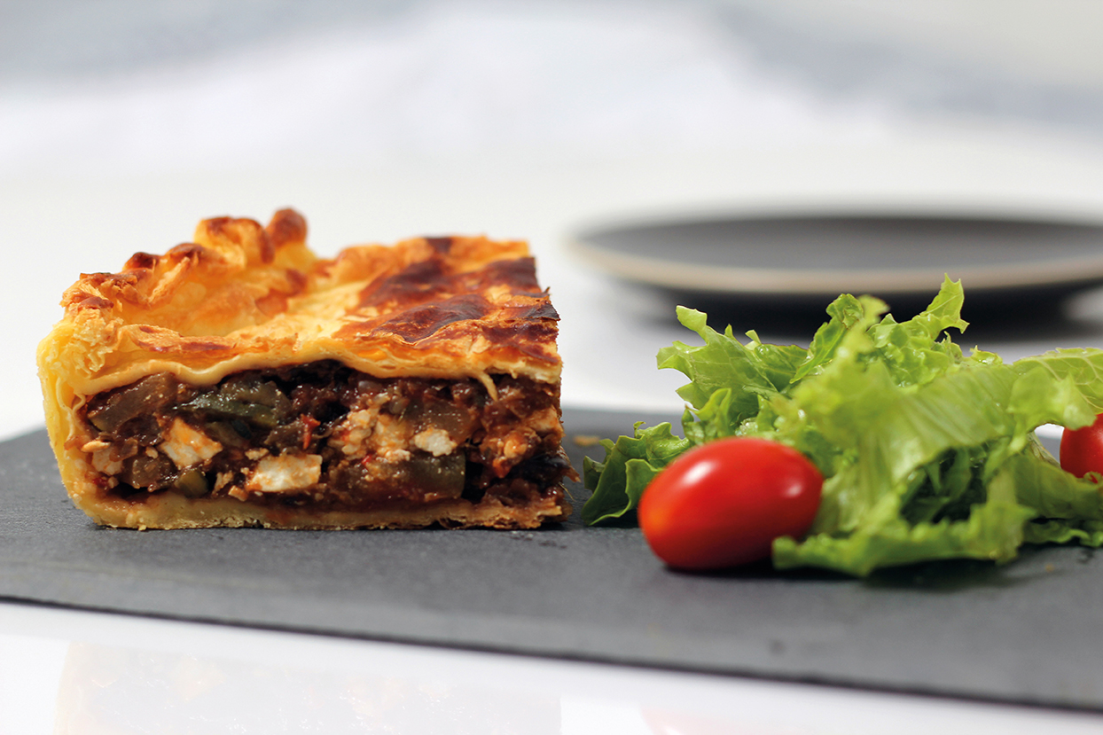 TORTA SALATA CON VERDURE GRIGLIATE E FETA