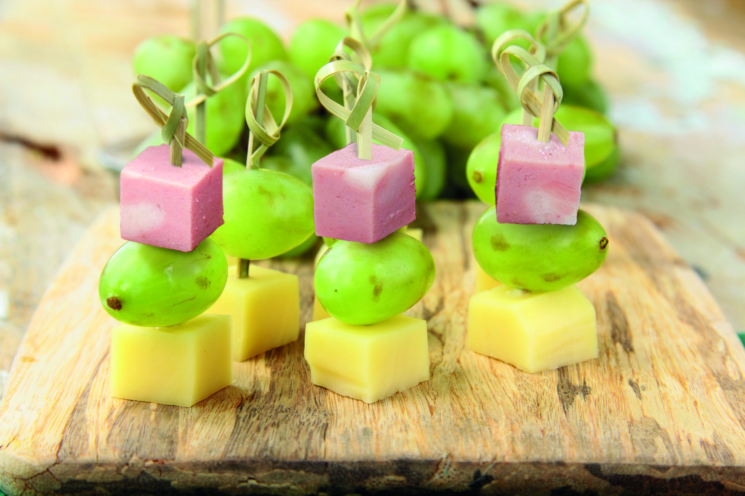 SPIEDINI DI MORTADELLA, UVA ED EMMENTALER