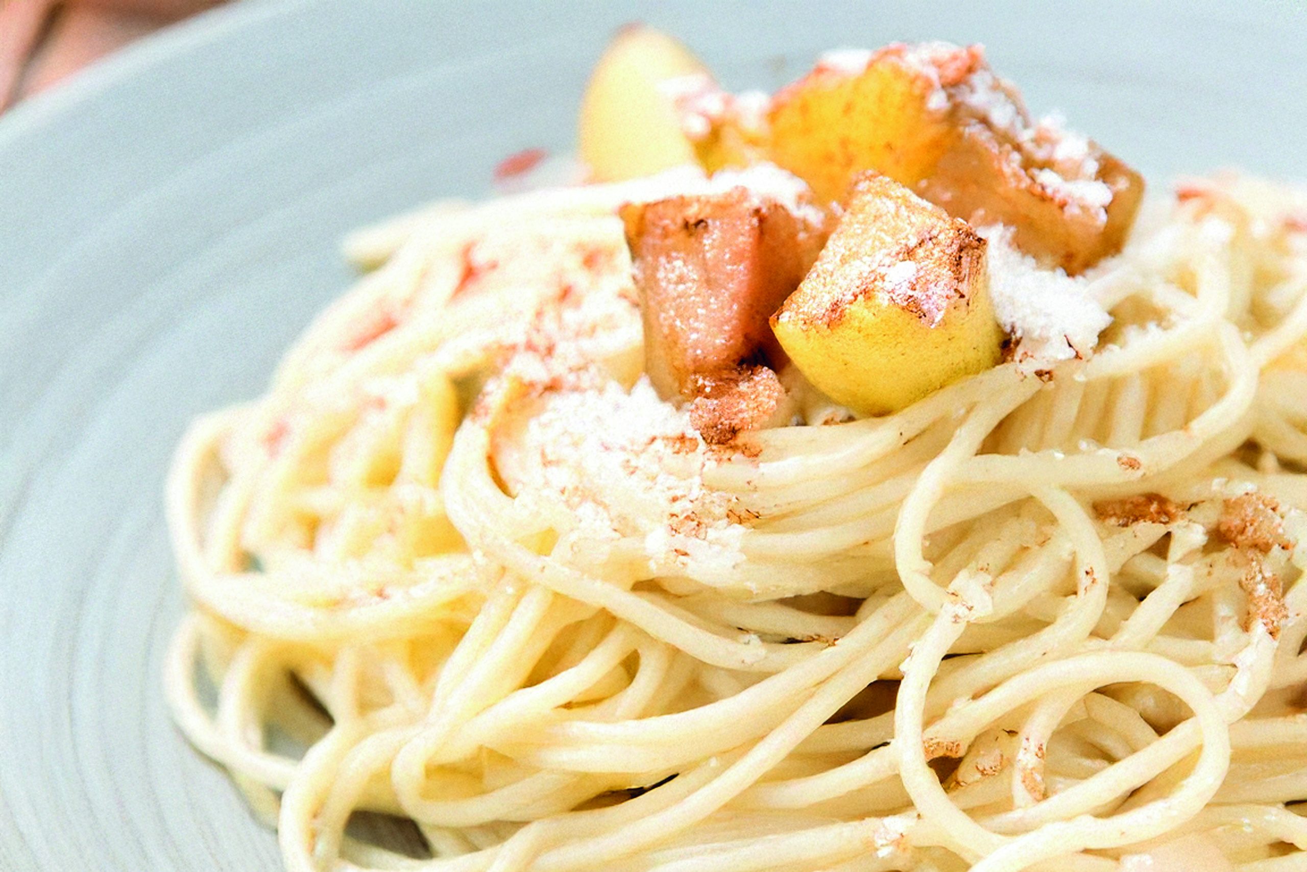 SPAGHETTI AL PECORINO CON MELE CROCCANTI