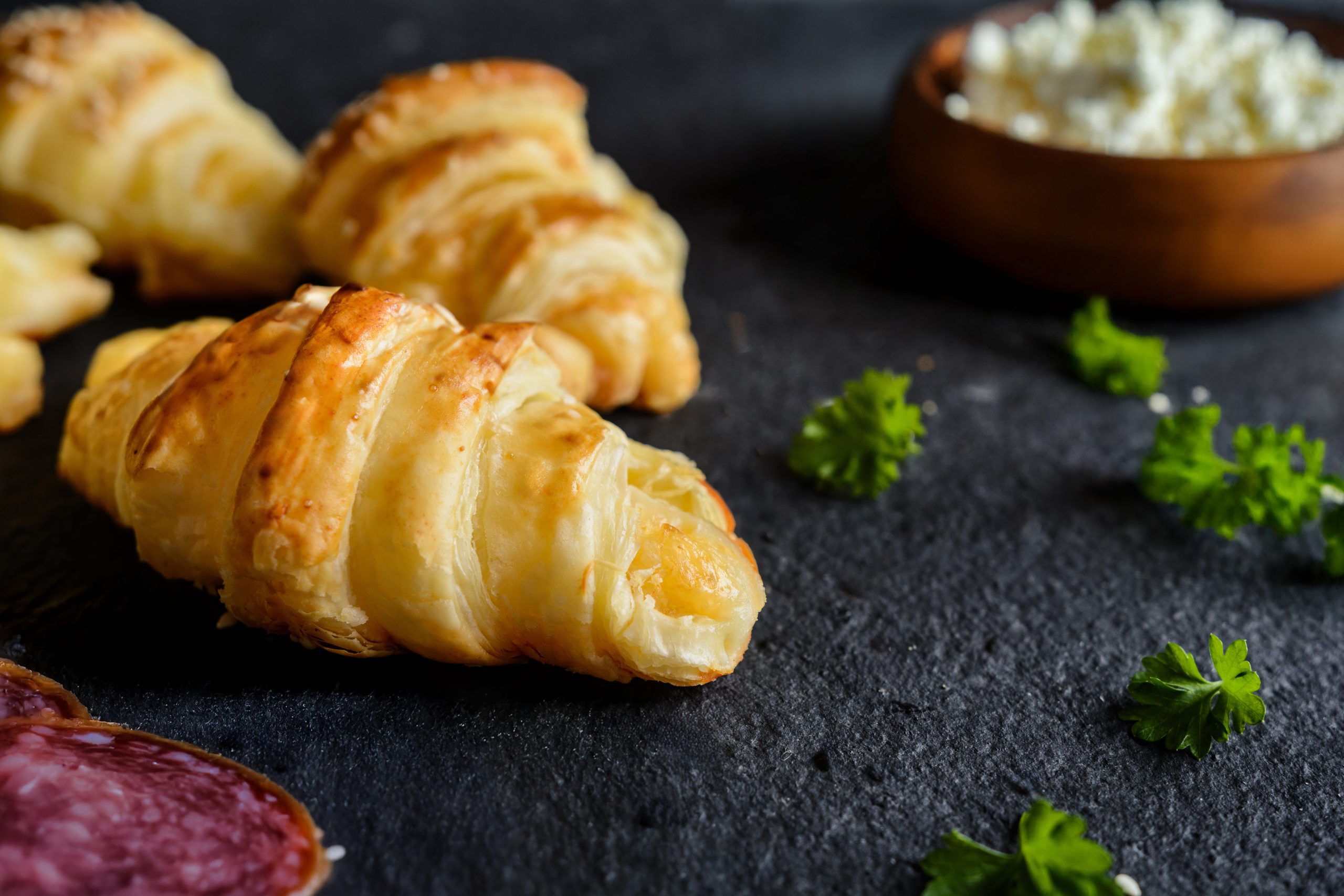 CORNETTI DI SFOGLIA CON RICOTTA E SALAME